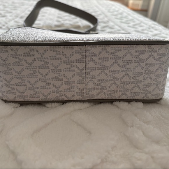 Michael Kors camera bag - Picture 8 of 8